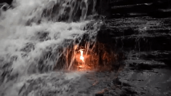 Bí ẩn trăm năm về ngọn lửa vĩnh cửu” không bao giờ tắt dù nằm ngay dưới thác nước, giới khoa học đưa ra giải thích ngạc nhiên-2