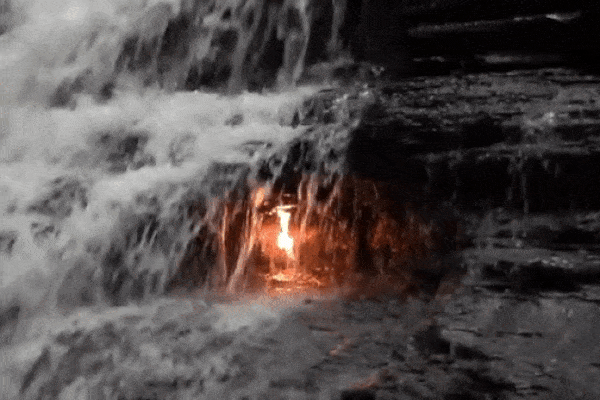 Bí ẩn trăm năm về “ngọn lửa vĩnh cửu” không bao giờ tắt dù nằm ngay dưới thác nước, giới khoa học đưa ra giải thích ngạc nhiên