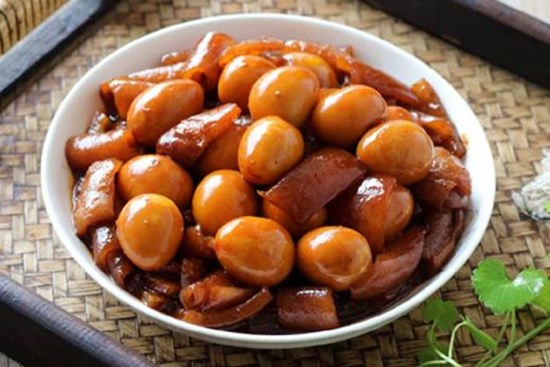 Phần rẻ nhất của thịt lợn mang đi om theo cách này ăn cực lạ miệng, giòn ngọt và không có dầu mỡ