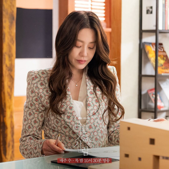 Con dâu cũ của đế chế Samsung đóng phim mới: Style sang chảnh, nhưng nhan sắc tuổi 50 mới gây choáng váng-10