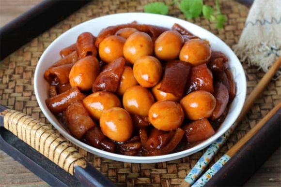 Phần rẻ nhất của thịt lợn mang đi om theo cách này ăn cực lạ miệng, giòn ngọt và không có dầu mỡ-1