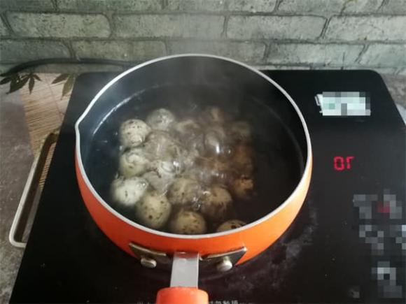 Phần rẻ nhất của thịt lợn mang đi om theo cách này ăn cực lạ miệng, giòn ngọt và không có dầu mỡ-5