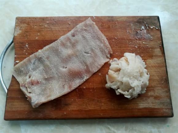 Phần rẻ nhất của thịt lợn mang đi om theo cách này ăn cực lạ miệng, giòn ngọt và không có dầu mỡ-4