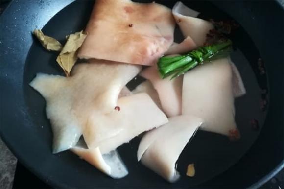Phần rẻ nhất của thịt lợn mang đi om theo cách này ăn cực lạ miệng, giòn ngọt và không có dầu mỡ-3