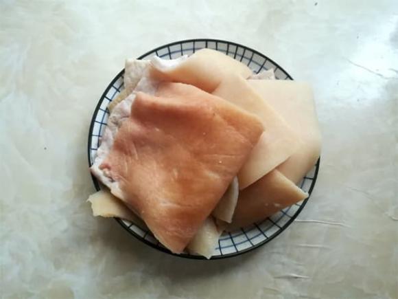 Phần rẻ nhất của thịt lợn mang đi om theo cách này ăn cực lạ miệng, giòn ngọt và không có dầu mỡ-2