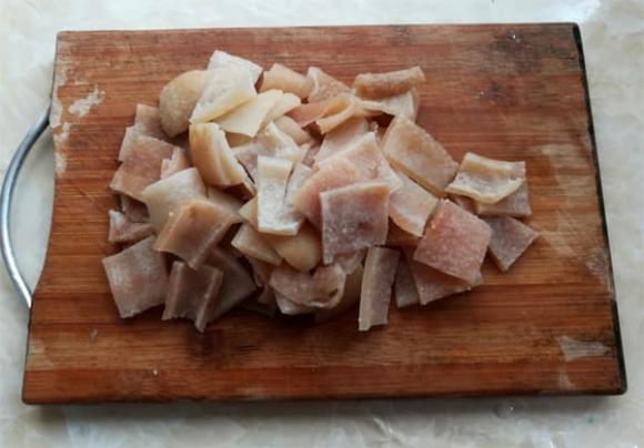 Phần rẻ nhất của thịt lợn mang đi om theo cách này ăn cực lạ miệng, giòn ngọt và không có dầu mỡ-7