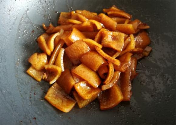 Phần rẻ nhất của thịt lợn mang đi om theo cách này ăn cực lạ miệng, giòn ngọt và không có dầu mỡ-9