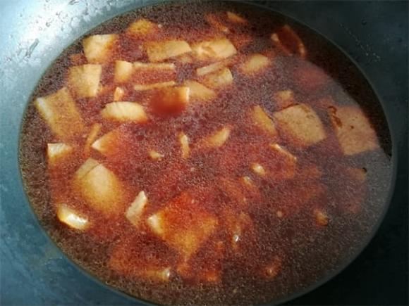 Phần rẻ nhất của thịt lợn mang đi om theo cách này ăn cực lạ miệng, giòn ngọt và không có dầu mỡ-10