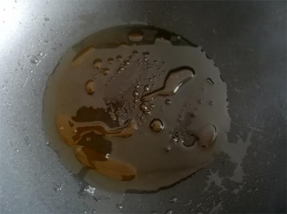 Phần rẻ nhất của thịt lợn mang đi om theo cách này ăn cực lạ miệng, giòn ngọt và không có dầu mỡ-8