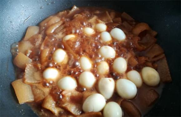 Phần rẻ nhất của thịt lợn mang đi om theo cách này ăn cực lạ miệng, giòn ngọt và không có dầu mỡ-11