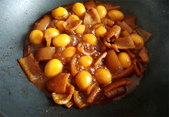 Phần rẻ nhất của thịt lợn mang đi om theo cách này ăn cực lạ miệng, giòn ngọt và không có dầu mỡ-12