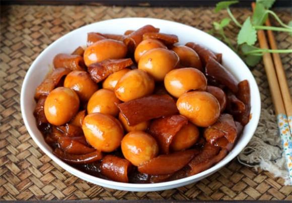 Phần rẻ nhất của thịt lợn mang đi om theo cách này ăn cực lạ miệng, giòn ngọt và không có dầu mỡ-13