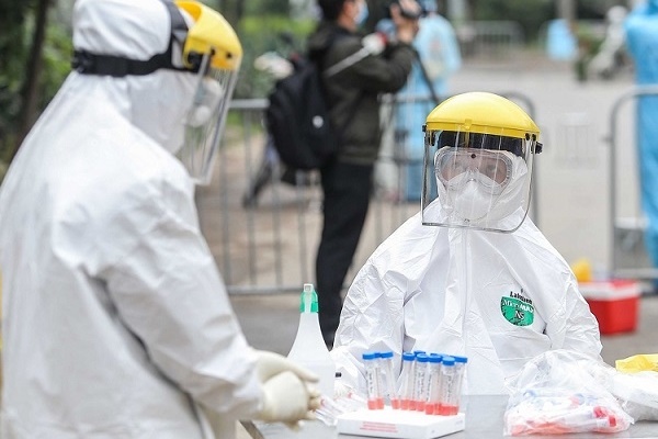 Hà Nội: Cận cảnh phong toả UBND phường, lấy mẫu xét nghiệm cho người dân sau 8 ca nghi mắc Covid-19-15