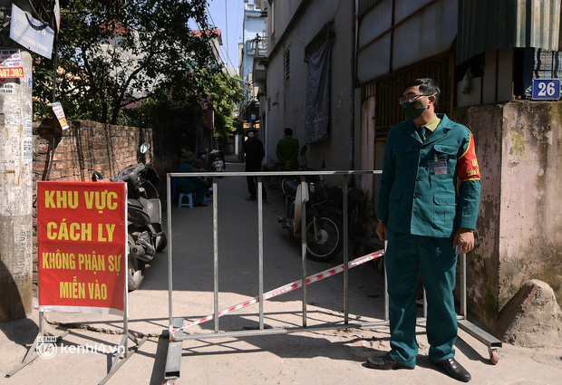 Hà Nội: Cận cảnh phong toả UBND phường, lấy mẫu xét nghiệm cho người dân sau 8 ca nghi mắc Covid-19-10