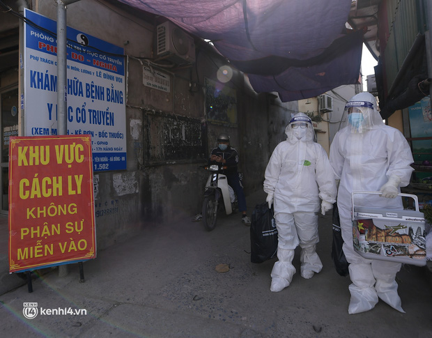 Hà Nội: Cận cảnh phong toả UBND phường, lấy mẫu xét nghiệm cho người dân sau 8 ca nghi mắc Covid-19-12