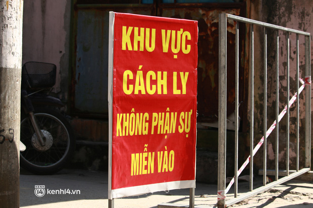 Hà Nội: Cận cảnh phong toả UBND phường, lấy mẫu xét nghiệm cho người dân sau 8 ca nghi mắc Covid-19-13