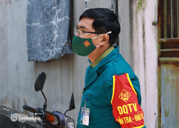 Hà Nội: Cận cảnh phong toả UBND phường, lấy mẫu xét nghiệm cho người dân sau 8 ca nghi mắc Covid-19-14