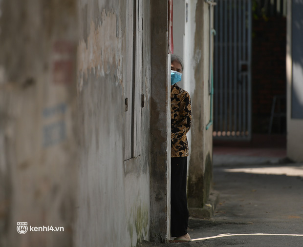 Hà Nội: Cận cảnh phong toả UBND phường, lấy mẫu xét nghiệm cho người dân sau 8 ca nghi mắc Covid-19-7