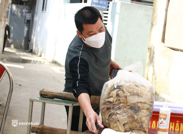 Hà Nội: Cận cảnh phong toả UBND phường, lấy mẫu xét nghiệm cho người dân sau 8 ca nghi mắc Covid-19-8