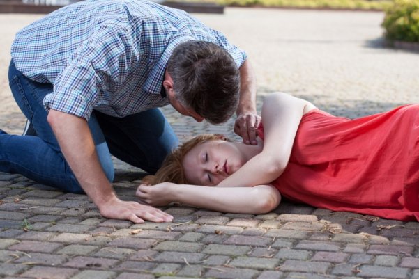 Người nhà không may bị đột quỵ, BS nhấn mạnh trong thời gian chờ cấp cứu nhất định phải làm được 1 việc, tránh 3 việc để cứu mạng bệnh nhân-3