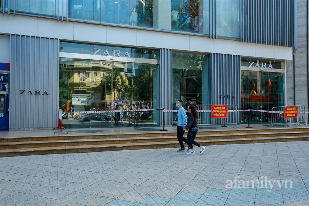 Hà Nội: Tạm phong tỏa cửa hàng Zara ở Vincom Bà Triệu sau khi phát hiện khách hàng là F0 từng đến mua sắm-3