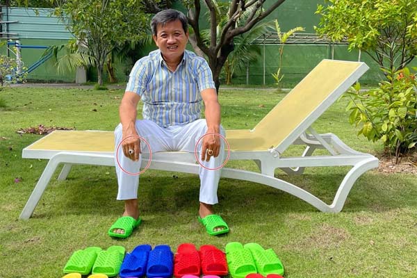 Cán bộ công an rút súng chĩa vào nhân viên y tế khi bị nhắc đeo khẩu trang-2