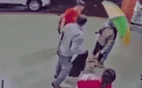 Cán bộ công an rút súng chĩa vào nhân viên y tế khi bị nhắc đeo khẩu trang-1