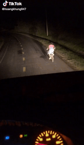 Clip: Ấm lòng hành động tài xế soi đèn cho cậu bé đạp xe về nhà khi trời tối muộn-1