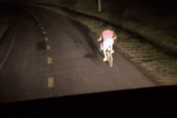 Clip: Ấm lòng hành động tài xế soi đèn cho cậu bé đạp xe về nhà khi trời tối muộn