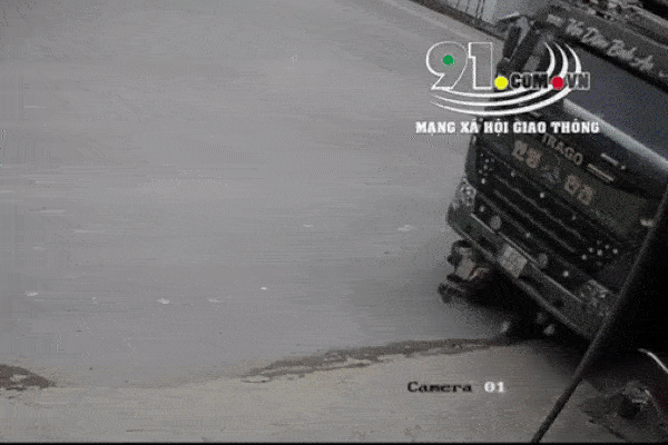 Clip: Hai thanh niên đi xe máy thoát chết khó tin dưới gầm xe tải