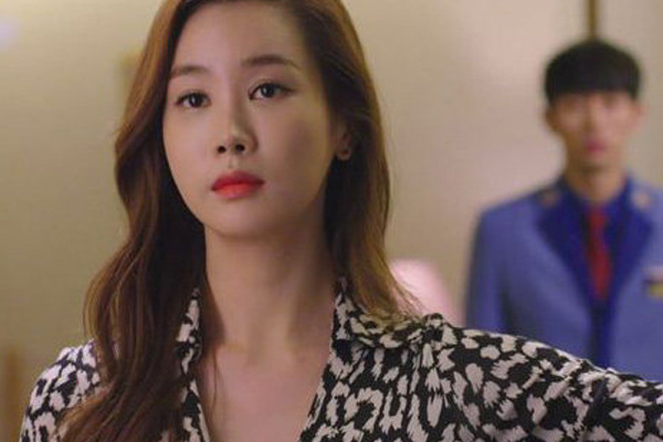 Chỉ một tháng sau đám cưới, vợ đã đi công tác dài ngày, vào bệnh viện thăm người quen mà tôi chết đứng khi thấy cô ấy-2