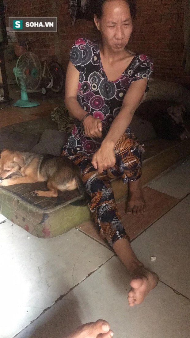 Phận đời xót xa của bé 2 tuổi bị buộc dây vào cổ tay, đi theo mẹ tập tễnh nhặt ve chai-1