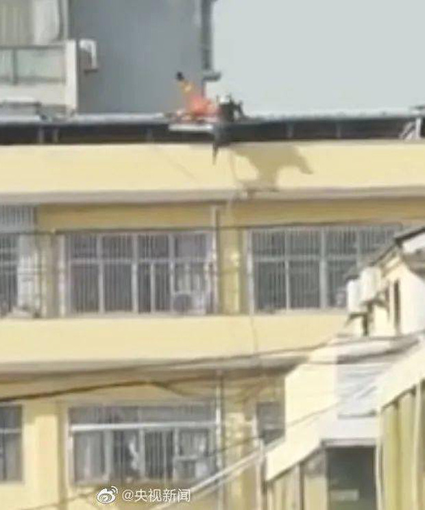 Clip: Cứu người định tự tử, lính cứu hỏa rơi vào tình trạng nguy kịch vì trượt chân ngã từ trên tầng cao xuống-1