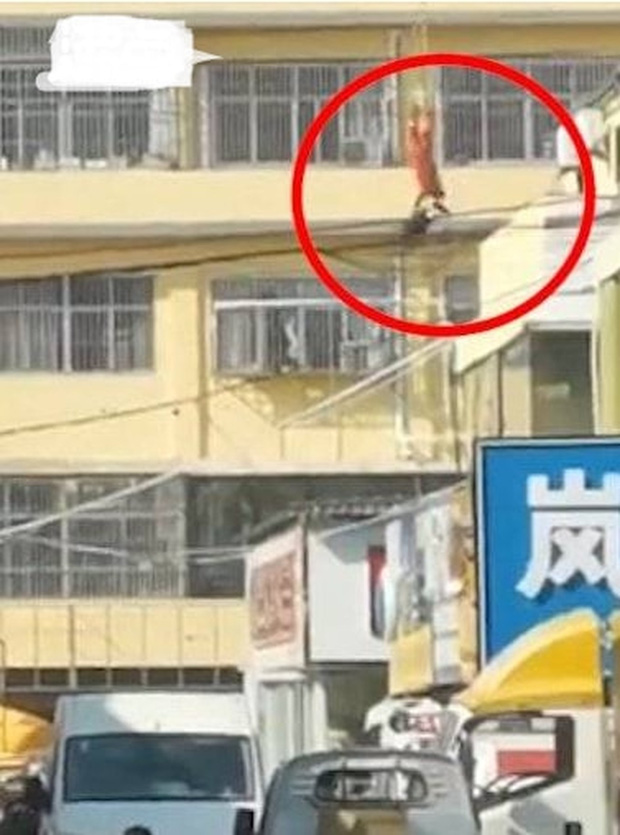 Clip: Cứu người định tự tử, lính cứu hỏa rơi vào tình trạng nguy kịch vì trượt chân ngã từ trên tầng cao xuống-2