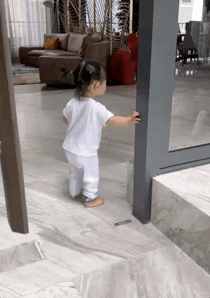 Ái nữ ngậm thìa vàng của Cường Đô La dùng iPhone 13 hơn 30 triệu làm đồ chơi, đau tim với cú xoay người 2 giây-2