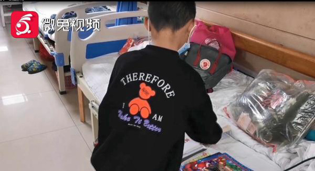 Bé trai bị bỏ rơi tại bệnh viện gần tháng trời, mẹ ruột mãi mới chịu xuất hiện, thản nhiên nói 1 câu khiến dân tình nghẹn lời-3