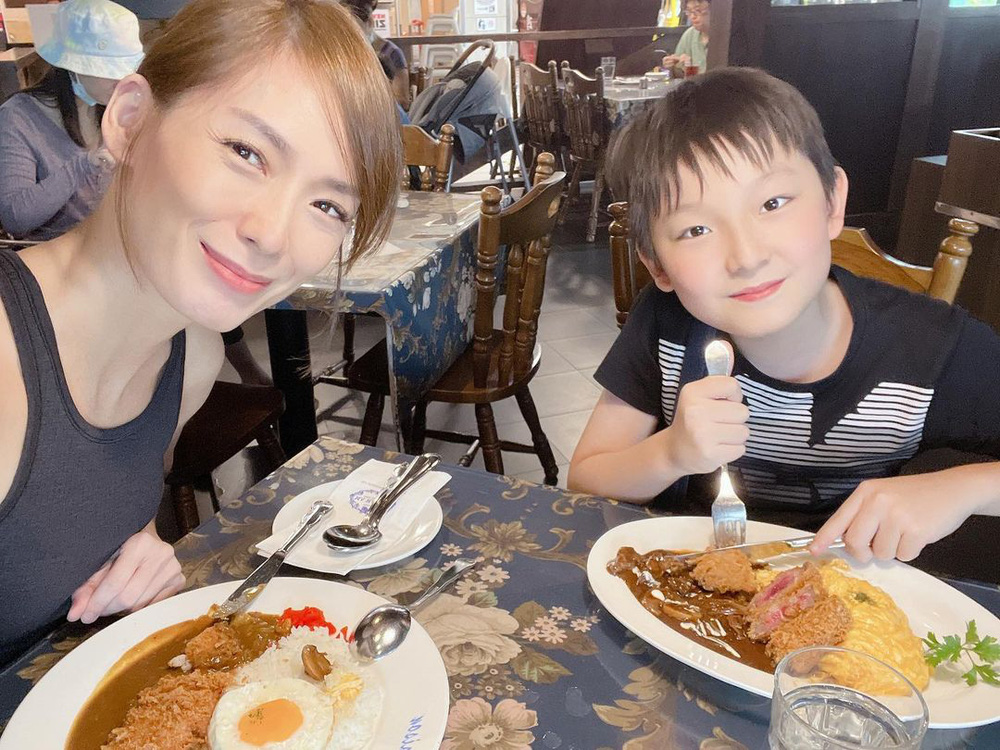 Mỹ nữ Tiếu ngạo giang hồ bị bạn trai lừa tiền, phải mở tiệm mát-xa trả nợ, 1 mình nuôi con-6