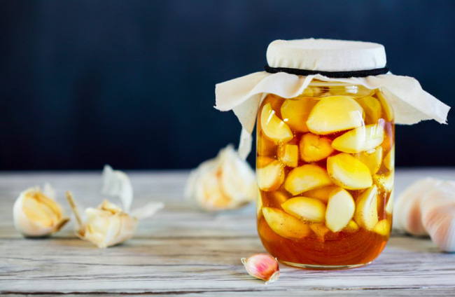 Bóc tỏi ngâm vào loại nguyên liệu này sau 2 ngày lấy ra dùng, cả nhà không cần lo bị ho cảm, ốm vặt mùa lạnh, da còn đẹp hồng, căng mịn ai nhìn cũng mê-6