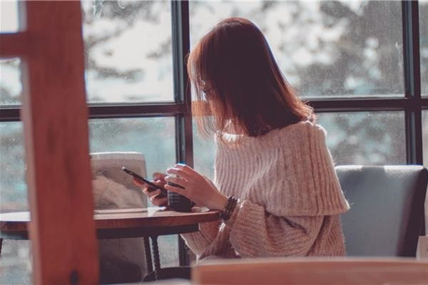 Mặc vợ tự đưa con đến viện, chồng hẹn nữ đồng nghiệp đi hóng gió đông, ai ngờ cảnh tượng bên kia đường khiến anh ta muốn vỡ tim-2