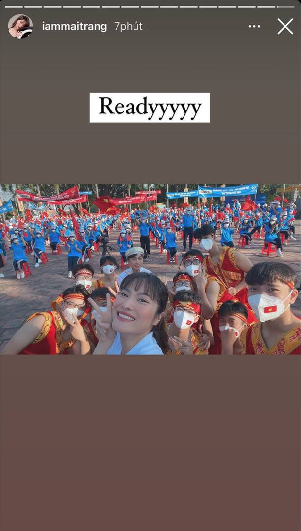 Hình ảnh đầu tiên của Khánh Vy tại Chung kết Olympia: Cầm trịch ở đầu cầu Phan Bội Châu, nhắng nhít đáng yêu mà vẫn xịn quá chừng!-4