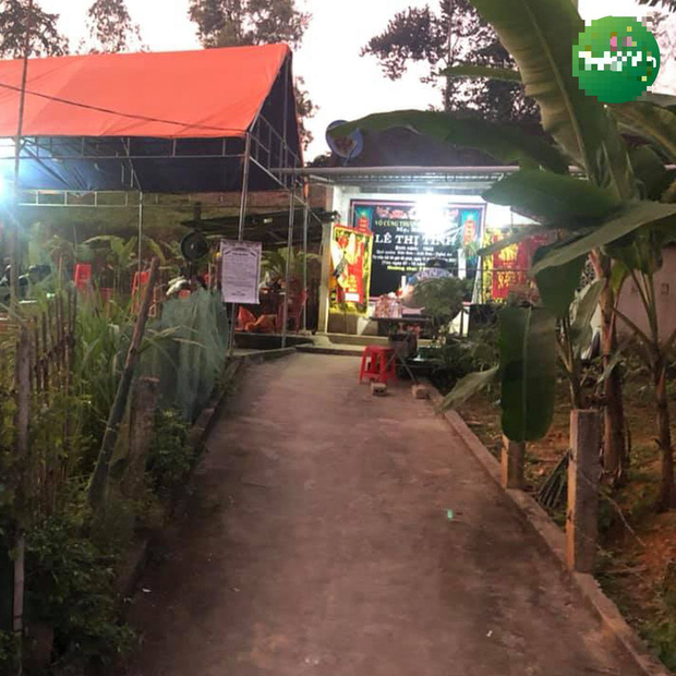 Nhìn lén đám tang qua hàng rào, đôi vợ chồng từ miền Nam về quặn lòng tiễn biệt mẹ-2