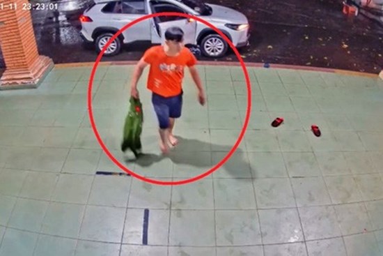 Đại uý công an chĩa súng vào nhân viên y tế: 
