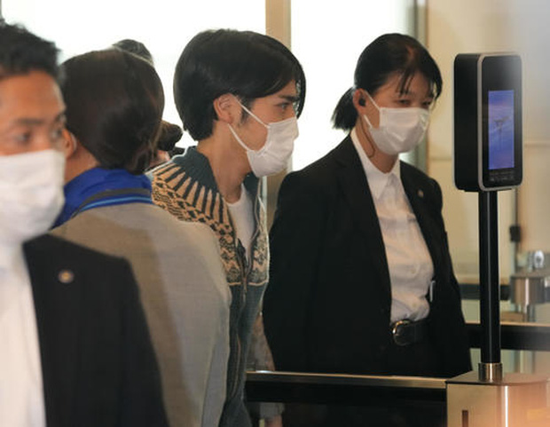 Cựu công chúa Nhật và chồng chính thức lên máy bay sang Mỹ hậu hôn lễ đầy sóng gió, gấp gáp rời đi ngay trước thềm sinh nhật cha-3