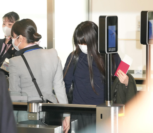 Cựu công chúa Nhật và chồng chính thức lên máy bay sang Mỹ hậu hôn lễ đầy sóng gió, gấp gáp rời đi ngay trước thềm sinh nhật cha-5