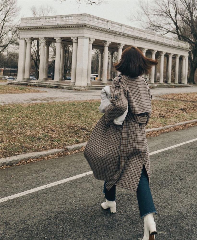 Diện áo khoác dáng dài hack chiều cao: 4 chiêu mix đồ nàng thấp bé cần thuộc lòng để không lo bị nuốt dáng-8