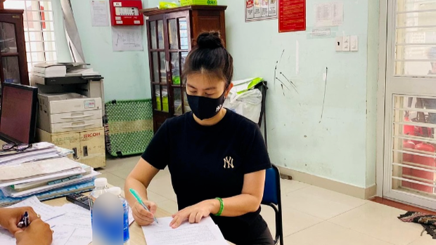 Sốc: Vợ cũ Phước Sang bị tạt mắm tôm vào nhà hàng, nghi do chủ nợ dù đã ly hôn 10 năm-2