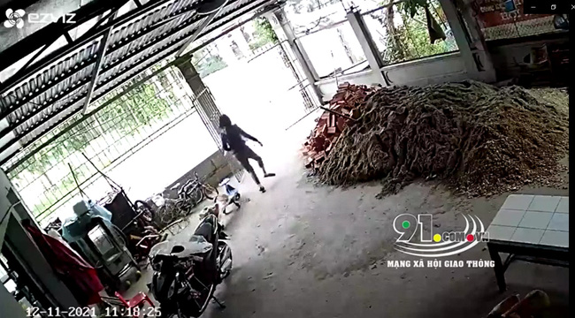 Rùng mình khoảnh khắc người mẹ lao như gió kịp túm lại con nhỏ ngay trước đầu xe ben-1