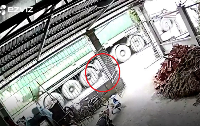 Rùng mình khoảnh khắc người mẹ lao như gió kịp túm lại con nhỏ ngay trước đầu xe ben-2