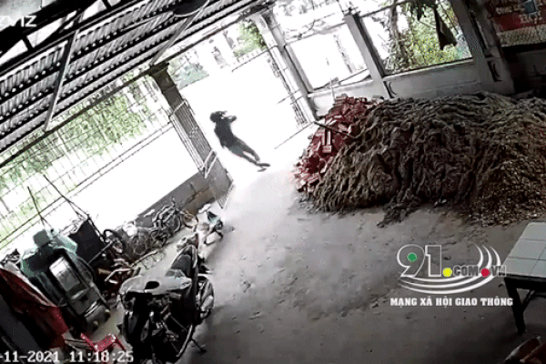 Rùng mình khoảnh khắc người mẹ lao 