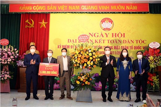 Chủ tịch UBND Thành phố Chu Ngọc Anh chung vui Ngày hội Đại đoàn kết toàn dân tộc cùng Nhân dân phường Phú Diễn